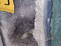 Lot 129 - grote amethist geode met kristallen - afbeelding 3 van  4