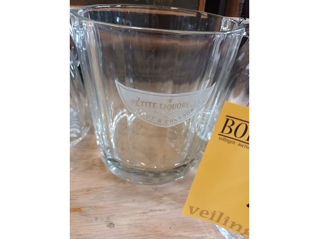 Lot 129 - ijsemmer moët en waterkannen. 4 stuks - afbeelding 2 van  3