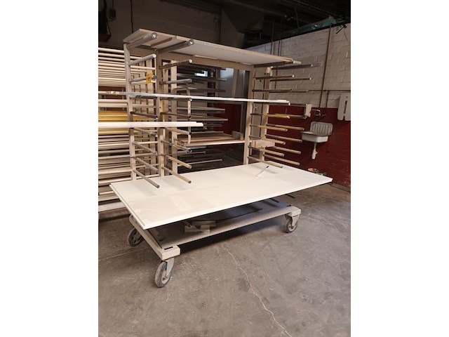 Lot 129 - mobiel draagarmrek met inhoud - afbeelding 1 van  3