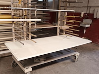 Lot 129 - mobiel draagarmrek met inhoud