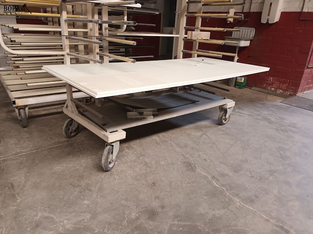 Lot 129 - mobiel draagarmrek met inhoud - afbeelding 2 van  3