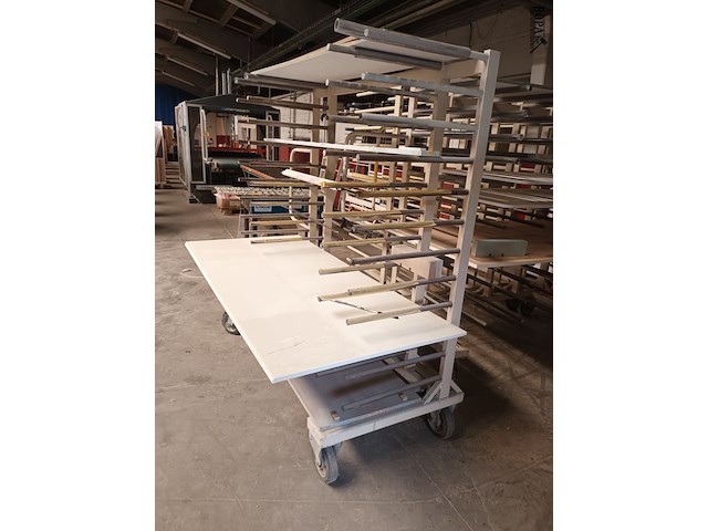 Lot 129 - mobiel draagarmrek met inhoud - afbeelding 3 van  3