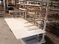 Lot 129 - mobiel draagarmrek met inhoud - afbeelding 3 van  3