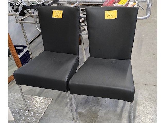 Lot 129 - nieuwe stoelen in lederlook 2 stuks - afbeelding 1 van  4