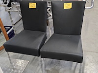 Lot 129 - nieuwe stoelen in lederlook 2 stuks - afbeelding 1 van  4