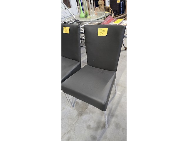 Lot 129 - nieuwe stoelen in lederlook 2 stuks - afbeelding 2 van  4
