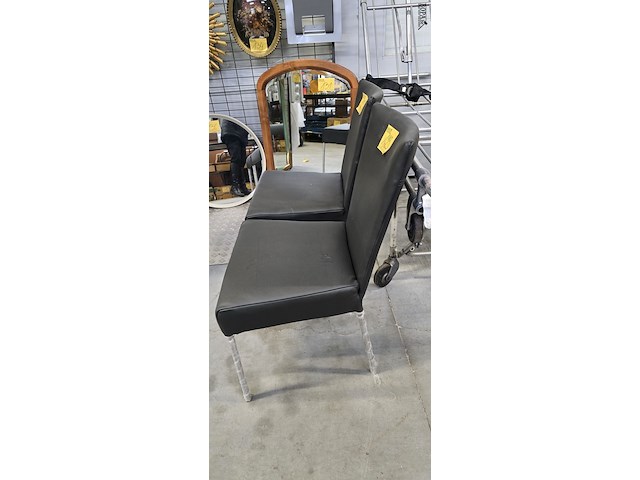 Lot 129 - nieuwe stoelen in lederlook 2 stuks - afbeelding 3 van  4