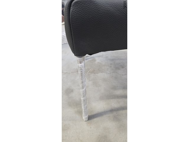 Lot 129 - nieuwe stoelen in lederlook 2 stuks - afbeelding 4 van  4