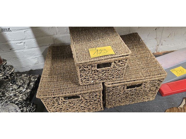 Lot 129 - rotan manden met deksel 3 stuks - afbeelding 1 van  3