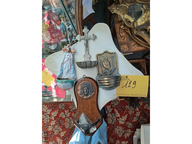 Lot 129 - set van antieken wijwatervatjes - afbeelding 1 van  1