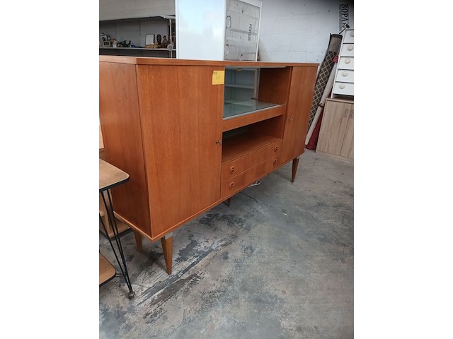 Lot 129 - vintage dressoir kast - afbeelding 1 van  7