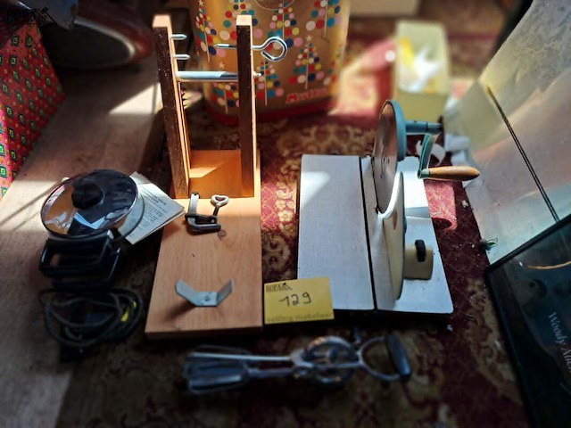 Lot 129 - vintage keukengerei: broodsnijmachine, handmixer, plank voor - afbeelding 1 van  5