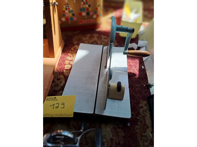 Lot 129 - vintage keukengerei: broodsnijmachine, handmixer, plank voor - afbeelding 2 van  5