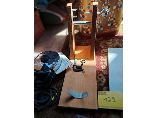 Lot 129 - vintage keukengerei: broodsnijmachine, handmixer, plank voor - afbeelding 3 van  5