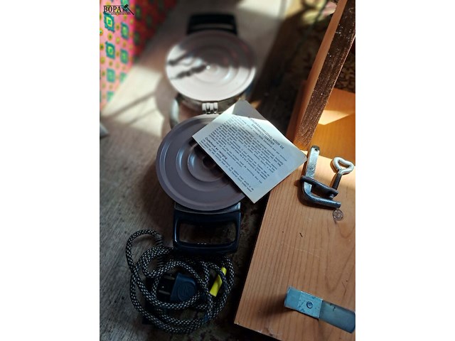 Lot 129 - vintage keukengerei: broodsnijmachine, handmixer, plank voor - afbeelding 4 van  5