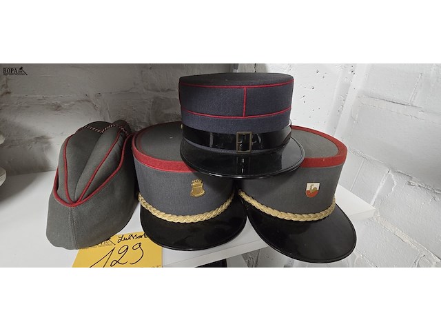 Lot 129 - zwitserland 3 kepies + 1 schuitje - afbeelding 1 van  5