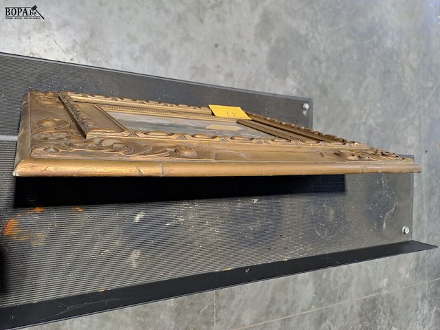 Lot 13 - afbeelding - moeder en kind aan het water - in reliëfkader - afbeelding 2 van  2