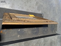 Lot 13 - afbeelding - moeder en kind aan het water - in reliëfkader - afbeelding 2 van  2