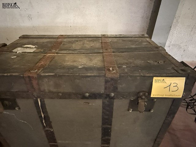 Lot 13 - antieken hutkoffer - afbeelding 2 van  3