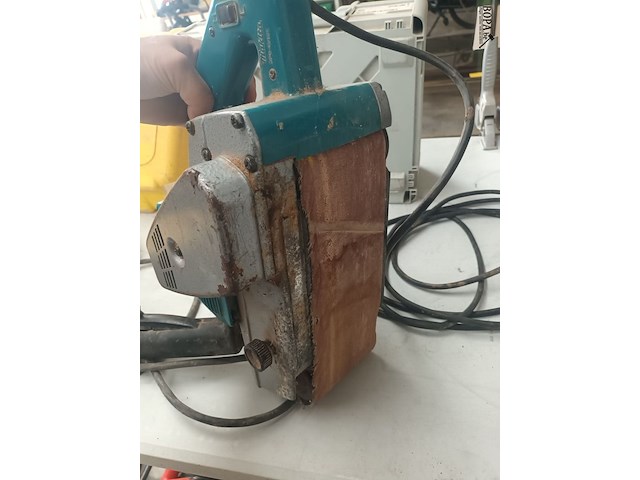 Lot 13 - bandschuurmachine makita - afbeelding 3 van  4