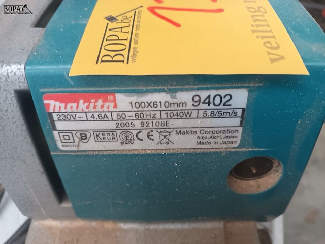 Lot 13 - bandschuurmachine makita - afbeelding 4 van  4