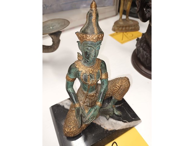 Lot 13 - beeld thaise tempelmuzikant - afbeelding 2 van  3