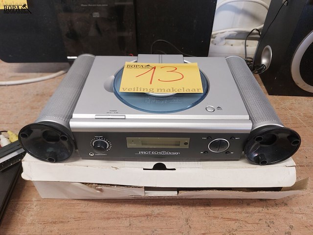 Lot 13 - cd-speler met 2 speakers van protech design - afbeelding 1 van  2