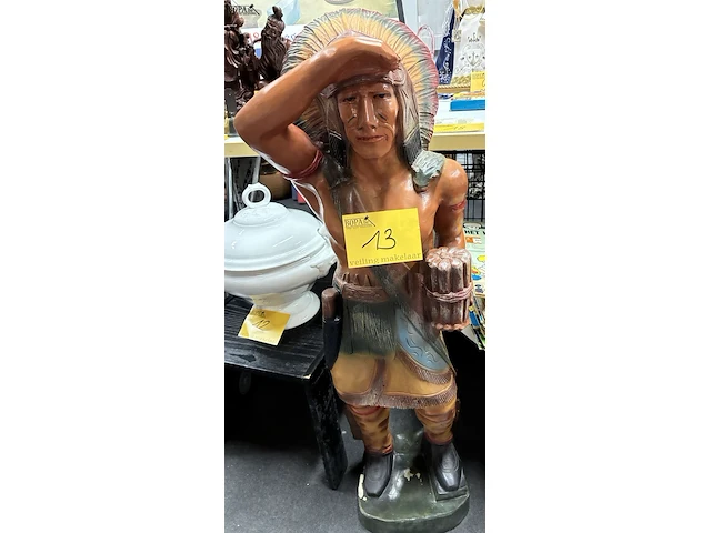 Lot 13 - decoratief standbeeld inheemse amerikaan - afbeelding 1 van  3