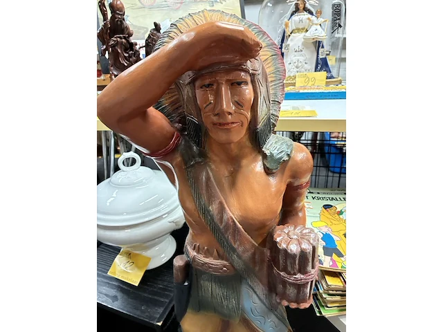 Lot 13 - decoratief standbeeld inheemse amerikaan - afbeelding 2 van  3