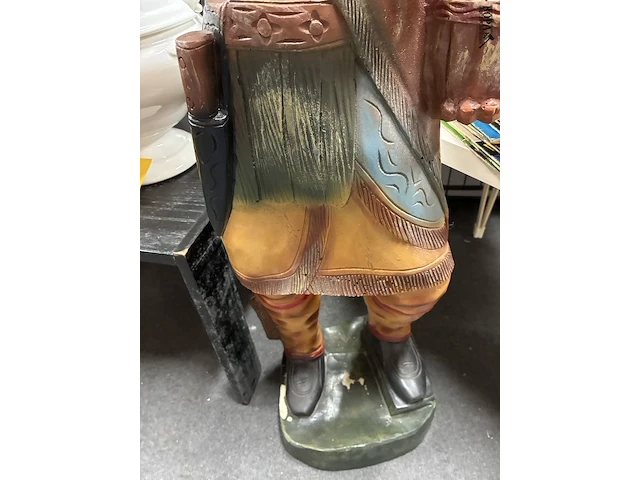 Lot 13 - decoratief standbeeld inheemse amerikaan - afbeelding 3 van  3