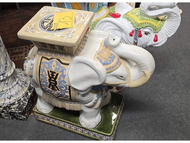 Lot 13 - decoratieve olifant - afbeelding 1 van  3