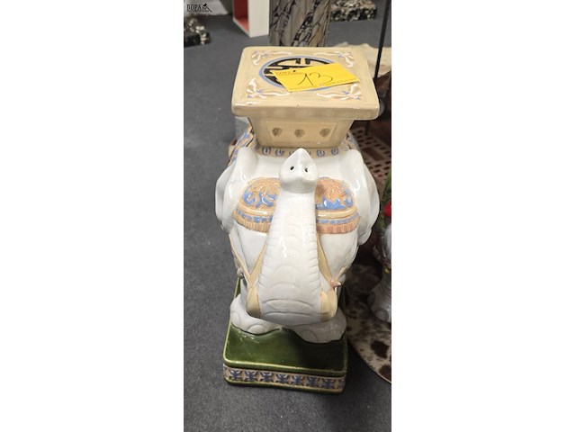 Lot 13 - decoratieve olifant - afbeelding 2 van  3