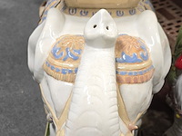 Lot 13 - decoratieve olifant - afbeelding 2 van  3