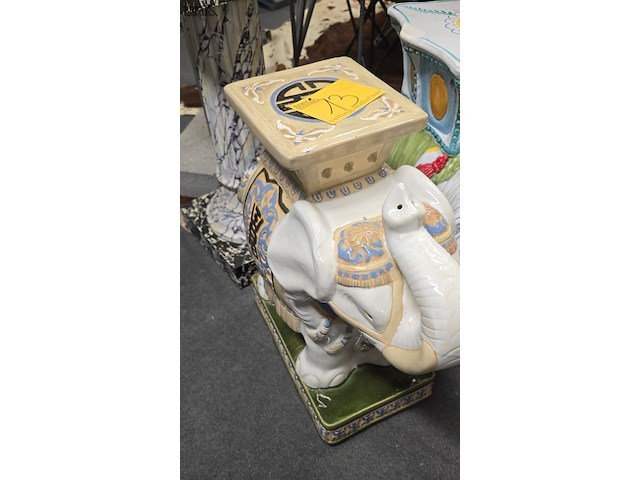 Lot 13 - decoratieve olifant - afbeelding 3 van  3