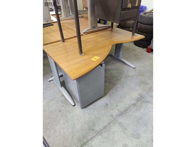 Lot 13 - gebogen bureel - afbeelding 1 van  4