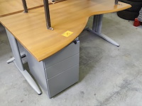 Lot 13 - gebogen bureel - afbeelding 1 van  4