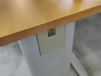 Lot 13 - gebogen bureel - afbeelding 3 van  4