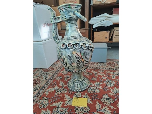 Lot 13 - grote decoratieve vaas met verweerde textuur - afbeelding 1 van  2