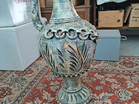 Lot 13 - grote decoratieve vaas met verweerde textuur