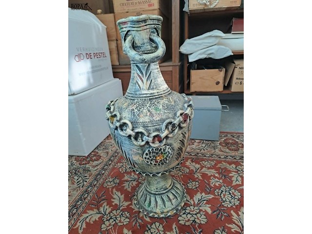 Lot 13 - grote decoratieve vaas met verweerde textuur - afbeelding 2 van  2