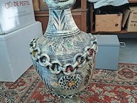 Lot 13 - grote decoratieve vaas met verweerde textuur - afbeelding 2 van  2