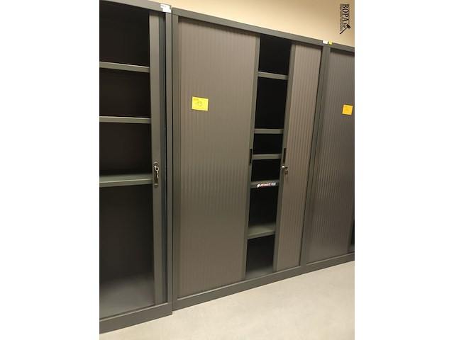 Lot 13 - hoge roldeurkast - afbeelding 1 van  2