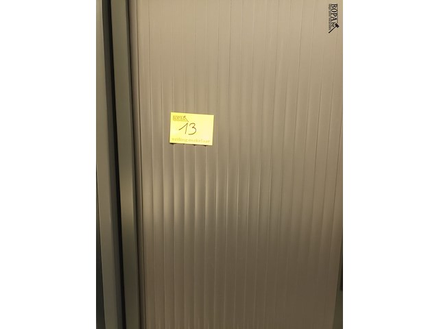 Lot 13 - hoge roldeurkast - afbeelding 2 van  2