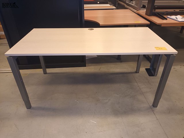 Lot 13 - in hoogte verstelbare tafel - afbeelding 1 van  3