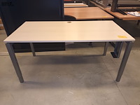 Lot 13 - in hoogte verstelbare tafel