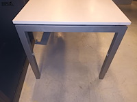 Lot 13 - in hoogte verstelbare tafel - afbeelding 2 van  3