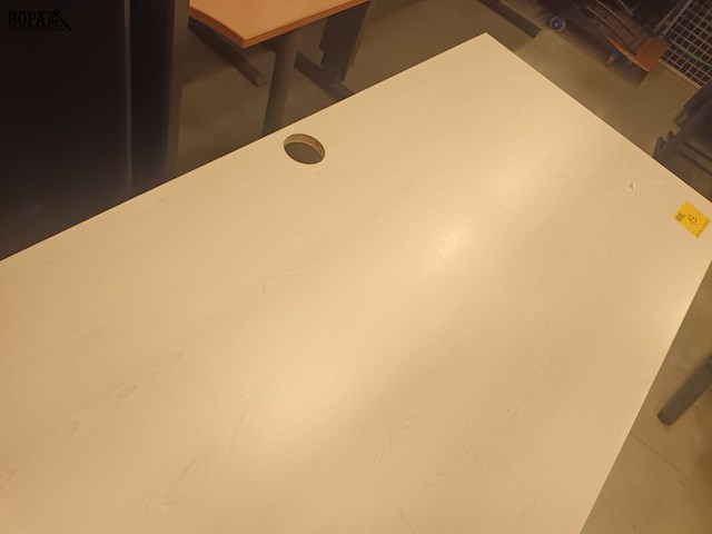 Lot 13 - in hoogte verstelbare tafel - afbeelding 3 van  3