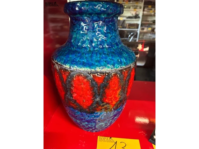 Lot 13 - keramieken vaas - afbeelding 1 van  2