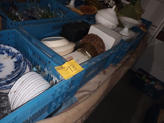 Lot 13 - keuken- en tafelgerei. 4 bakken - afbeelding 1 van  5