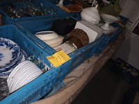 Lot 13 - keuken- en tafelgerei. 4 bakken - afbeelding 1 van  5